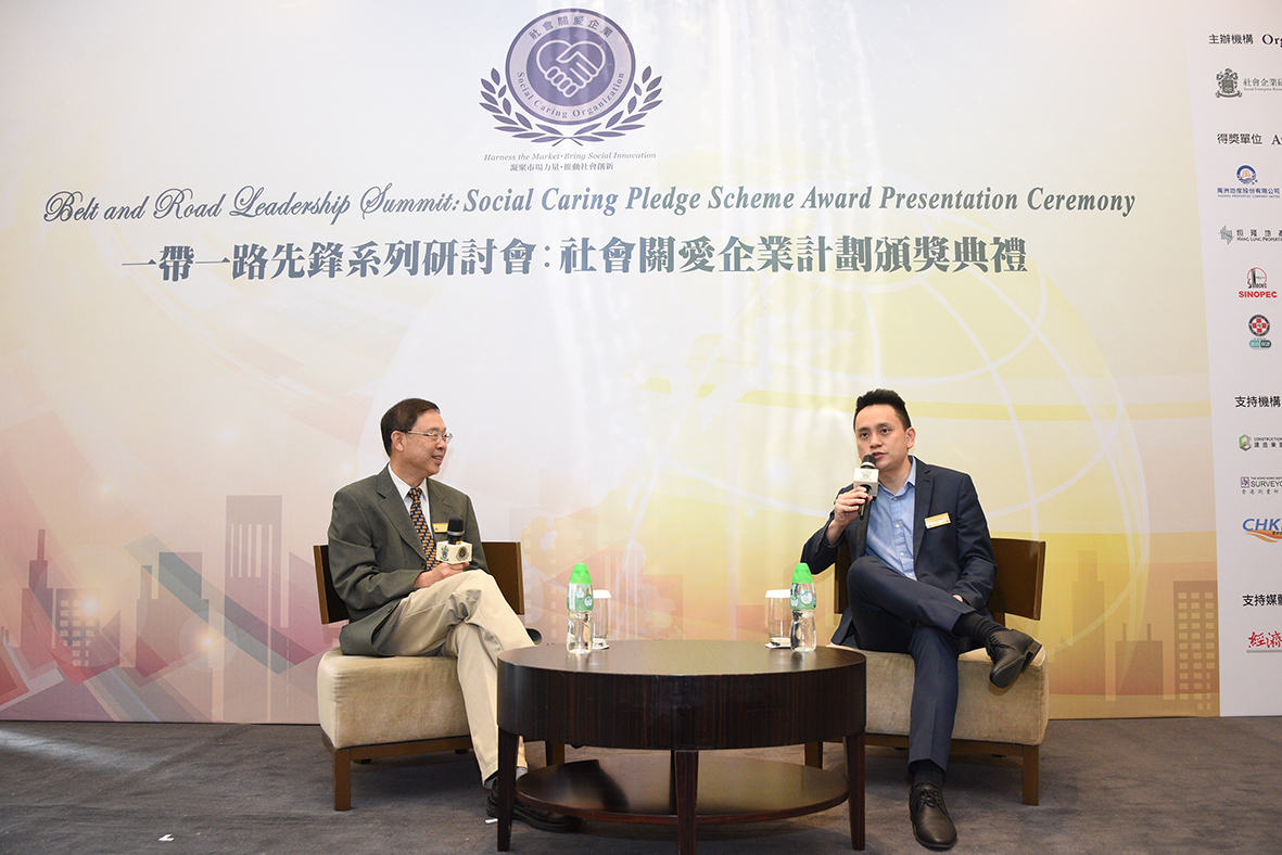 研討會主持社會企業研究院副院長楊向杰教授 (左)及香港國際關係學者沈旭輝教授 (右)