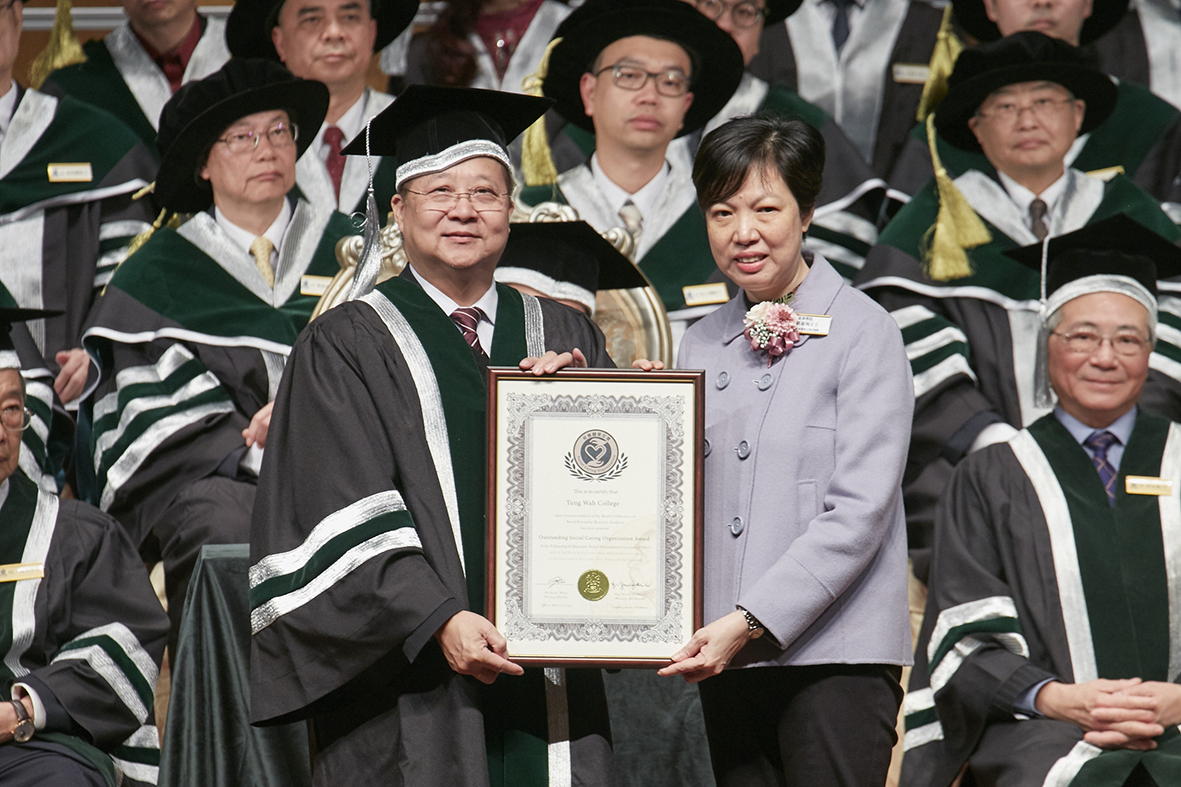 東華學院副校長(行政及拓展) 鄧鳳鳴女士(右)代表上台領獎-r